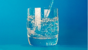 Já bebeu água hoje?  Então está a ajudar os seus rins!
